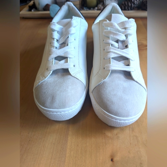 Universal Thread Women's Candace Lace-Up White Sneakers, Size 8 - Picture 2 of 6